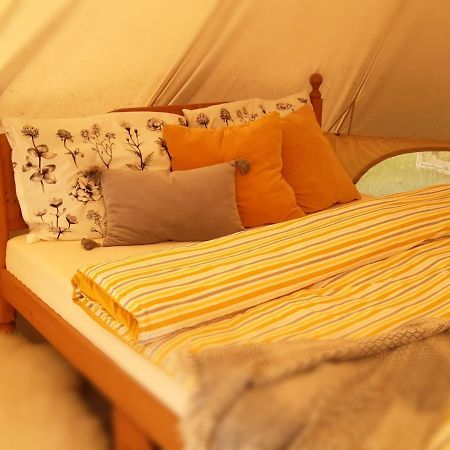 Glamping V Sadu Hotel Sadská Екстериор снимка