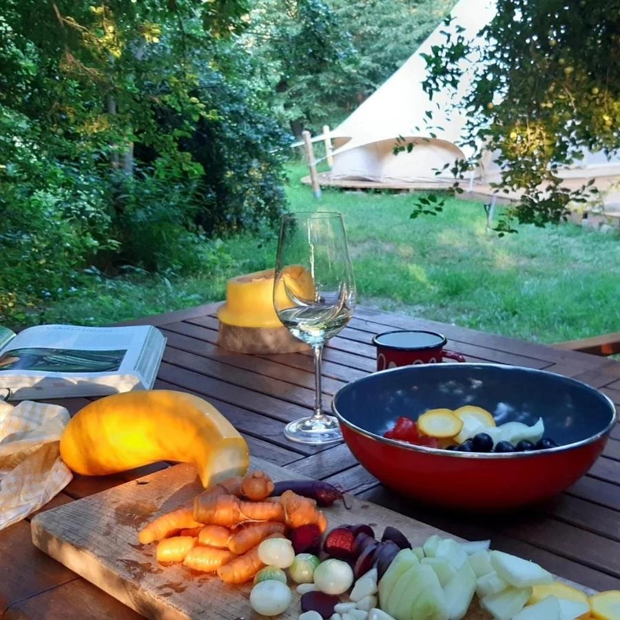 Glamping V Sadu Hotel Sadská Екстериор снимка