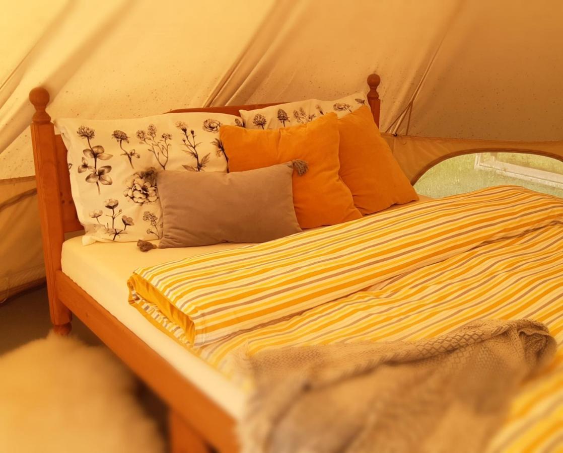 Glamping V Sadu Hotel Sadská Екстериор снимка