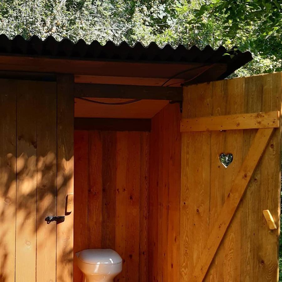 Glamping V Sadu Hotel Sadská Екстериор снимка